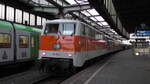 DB Gebrauchtzug 111 111-1 in Citybahn-Lack mit WFL-Ersatzzug auf dem RE19 von Düsseldorf Hbf nach Emmerich in Duisburg Hbf.