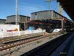 Warten auf den Schneidbrenner! Nachdem die Gleise 12 und 13 wieder in Betrieb genommen wurden, sind die Tage für das alte Bahnsteigdach über Gl.