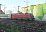 die etwas anders farbige 1216 231 schiebt im Oktober 2024 den Railjet nach Graz durch Dresden Freiberger Straße