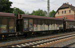 Noch im Einsatz steht dieser alte Schiebewandwagen mit der Bezeichnung  Hbillns <sup>303</sup>  (21 80 247 3 889-8 D-DB), der in einem gemischten Gz mit 187 112-8 im Bahnhof Eichenberg zum Stehen gekommen ist.

🧰 DB Cargo
🚩 Bahnstrecke Frankfurt–Göttingen (KBS 613)
🕓 10.7.2021 | 17:30 Uhr