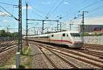 Nachschuss auf 401 557-4 (Tz 157  Landshut ) als ICE 599 (Linie 11) von Hamburg-Altona nach München Hbf, der Erfurt Hbf auf Gleis 2 verlässt.
Aufgenommen am Ende des Bahnsteigs 3/6.
[3.6.2019 | 13:48 Uhr]