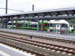 Der Bahnsteig 3a und 6 in Erfurt Hbf am 09.07.2007. Im Hintergrund steht der EB VT 201.