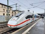 Am 11.01.2023 verkehrte der neu folierte DB 0812 019 als ICE 509 von Hamburg-Altona nach München Hbf und steht hier beim Halt in Erfurt Hbf. Beide Triebköpfe werben für  Paramount+ , welches neu im ICE-Portal verfügbar ist.