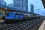 1042 520-5 Bahn Extra mit Rheingoldzug am 03.11.2012 in Essen Hbf und fuhr weiter nach Emden Hbf.