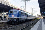 TRI 111 054 mit einem Adventsverstärker der Linie RE1/6 in Essen Hbf am 30.11.2024