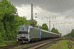 Am 11.05.2013 fuhr von Stuttgart nach Gelsenkirchen ein Fußballsonderzug mit der Railpool Siemens Vectron 193 803-4 in Essen Dellwig vorbei.