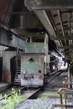 Sehr schmal gebaut wurden die Werkloks der Zeche Zollverein. Hier steht eine der Werkloks überdacht in einem der Werksgleise.

Zeche Zollverein 26.06.2016
