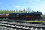 Die Dampflokomotive 41 096 bei der Ausfahrt aus dem Bahnhof Essen-Steele Ost.