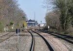 Anfahrt zum Bahnhof Euskirchen aus Richtung der Eifel, am Bahnsteig ein BR 620 - (Aufnahmeort Fußgänger-Bü  Im Auel   - Euskirchen den 21.03.2019