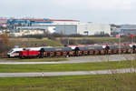 Lok 346 975 mit beladenen Tads der GRAWACO im Fährhafen Sassnitz Mukran, dahinter zum Verkauf stehende ICE’s TD (BR 605), die auf der Vogelfluglinie eingesetzt waren. - 04.03.2020

