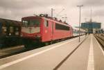 1999 gab es eine Mittags fahrende IR-Verbindung Mukran-Berlin.Dieser Interregio hatte noch die Kurswagen aus Malm mit.Hier steht die 155 220 abfahrbereit am Bahnsteig vom Fhrhafen Mukran.