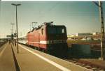 Im Mai 1999 kommt 143 010 mit dem Interregio aus Berlin Lichtenberg im Fhrhafen Mukran an.Der Interregio bringt noch einen Kurswagen nach Malm C.mit.