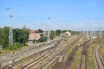 Falkenberg ist ein eher überschaulicher Ort. Durch seine Lage und Bedeutung als Knotenpunkt hat Falkenberg großzüzgige Gleisanlagen. Hier zu sehen der untere Güterbahnhof sowie einige Anschlüsse und Laderampen.

Falkenberg 23.09.2024