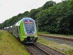 Der als RE 7 verkehrende Elektrotriebzug 445 038 kommt gerade am Zielbahnhof in Flensburg an. (Juni 2024)
