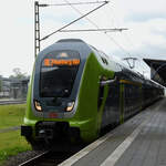 Der Lokführer des als RE 7 verkehrenden Elektrotriebzuges 445 040 erklärt die Abfahrtbereitschaft, so gesehen Anfang Juni am Flensburger Bahnhof.