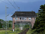 Dieses Flensburger Stellwerk Fo wurde ursprünglich 1926 in Betrieb genommen und bis 1995 genutzt. (Juni 2024)