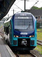 Der Akkutriebzug 526 050 kommt hier Anfang Juni 2024 gerade am Bahnsteig in Flensburg an.