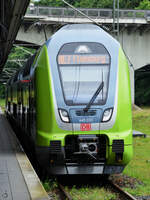 Der als RE 7 verkehrenden Elektrotriebzug 445 033 ist gerade am Flensburger Bahnhof angekommen. (Juni 2024)