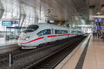 ICE 3  Recklinghausen  (403 517/017) als ICE 915 von Dortmund nach München beim Halt in Frankfurt Flughafen Fernbahnhof. Fotografiert am 20.05.2024.