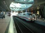 Hier fhrt gerade ein ICE in den bahnhof frankfurt Flughafen ein.