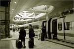 Unter dem Oval -     Alltag im Fernbahnhof des Frankfurter Flughafen.