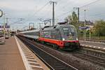 Ausfahrt am Abend des 16.04.2017 von 242.517  Fitzgerald  mit dem LOC 1819 (Berlin Lichtenberg - Stuttgart Hbf) in Frankfurt (Main) Süd in Richtung Darmstadt.