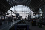 Bahnsteigshalle -    Frankfurt am Main Hauptbahnhof (mit ausfahrendem TGV).