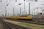 DB Netz Instandhaltung 111 059-2 mit Messzug am 01.12.18 in Frankfurt am Main Hbf vom Bahnsteig 1 aus fotografiert 