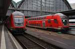 RE30 (RE4161) von Kassel Hauptbahnhof trifft am 02.10.2017 im Frankfurter Hauptbahnhof auf den RE30 (RE4176) nach Marburg(Lahn).