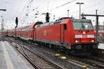 146 242-3 stellt am 02.10.2017 den RE55 (RE4623) nach Würzburg Hauptbahnhof im Frankfurter Hauptbahnhof bereit.