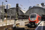 PESA Link 633 004 verlässt Frankfurt (M) Hbf Richtung Dreieich (25.4.21).