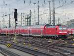 146 253 mit Dosto-Garnitur abgestellt im Frankfurter Hbf, 04.04.18