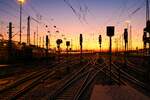 Sonnenuntergang in Frankfurt am Main Hbf am 16.12.22 vom Bahnsteigende aus fotografiert 