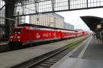 DB Cargo Coca Cola Zug am 17.12.23 in Frankfurt am Main Hbf mit Bombardier Traxx 185 207-8 und dem Coca Cola Truck auf einen Flachwagen  