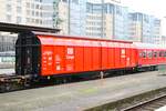 DB Cargo Schiebewandwagen am 17.12.23 in Frankfurt am Main Hbf