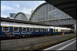 Ein Hauch von klassischem Reisen: Der Prestige Continental Express & Suisse Train Bleu am 01.01.2024 in der altehrwürdigen Bahnsteighalle des Hauptbahnhofs von Frankfurt/Main. Pünktlich wie ein schweizerisches Uhrwerk setzte sich der Sonderzug um 12:30 Uhr nach Lausanne (Schweiz) in Bewegung setzen. ZRT Bahnreisen hatte diese Silvesterreise organisiert.