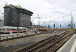 Das Stellwerk Fpf und ein Teil vom Gleisvorfeld, am 03.04.2024 in Frankfurt (M) Hbf.