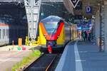 Scheiben Putzen an HLB Alstom Coradia Continental 1440 xxx am 11.05.24 in Frankfurt am Main Hbf