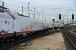 Ein Teil der farblich den Loks angeglichenen Wagen des 330m langen Sonder-/Austellungszuges  SciencExpress  bei Einfahrt Gleis 1 in Frankfurt/M Hbf.