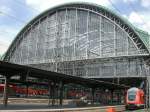 Dimensionen: Gewaltig wirkt die Halle des Hauptbahnhofs in Frankfurt am Main gegenber der RB nach Heidelberg am rechten unteren Bildrand.