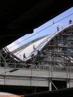 Arbeiter  auf dem Dach des Frankfurter Hauptbahnhofs, dessen Renovierung am Aufnahmetag 10.05.2005 noch im vollen Gange befand.