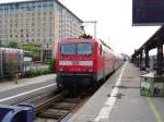 Eine BR 143 mit Dosto Wagen in Frankfurt am Main Hbf am 01.08.10