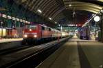 111 203-6 steht mit dem RE 15119 nach Gemnden im Frankfurter Hauptbahnhof. Eine sehr schne Zusammenstellung, wenigstens ein Wagen fr Fans der  ostfriesischen Klimaanlage ;-) (24.8.2010)
