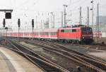 Die 111-110-3 mit N-Wagen bei der einfahrt in den Frankfurter Hauptbahnhof.