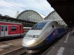 Ein TGV Euroduplex wird in Frankfurt Hbf von einigen Bahnangestellten am 2.4.2012 gereinigt bevor der Zug um 16.56 zurck nach Paris fhrt.