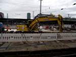 Ein Liebherr Zweiwege Bagger arbeitet am 20.06.13 in Frankfurt am Main Hbf 