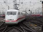 DB Fernverkehr ICE 1 Basel (BR 401) erreicht am 23.01.15 Frankfurt am Main Hbf vom  Bahnsteigende aus fotografiert