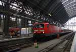 Ein Nachschuss von der 143 569-2 DB sie  schiebt den RE 15006 von Frankfurt(Main)Hbf nach Treysa bei der Ausfahrt vom Frankfurter-am-Main-Hbf am Kalten Morgen vom 20.2.2015.