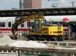 Liebherr Litronic 900 Zweiwegebagger am 12.06.15 in Frankfurt am Main Hbf