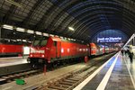 146 242-3 am Abend des 22.11.2014 mit einem RE (Frankfurt (Main) Hbf - Würzburg Hbf) im Hauptbahnhof Frankfurt und wartet auf den Start der Fahrt.